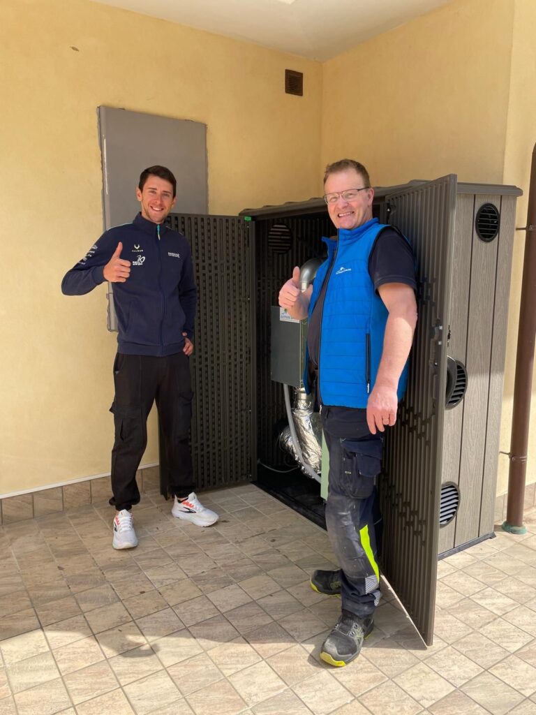 Antonio Tiberi en Jos Vemeiren bij de hoogtekamer installatie