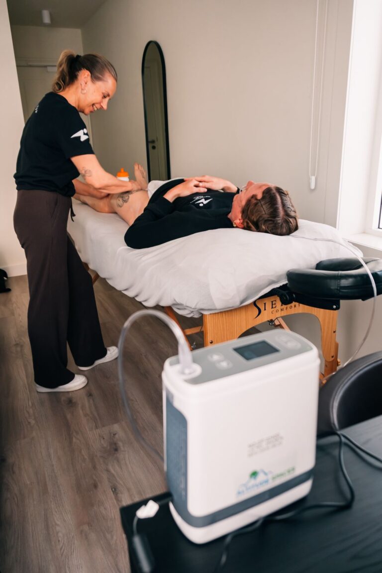 Human Powered Health Women Cycling Team met draagbare zuurstofconcentrator op de massagetafel